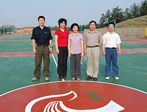 与学校领导合影（2009）